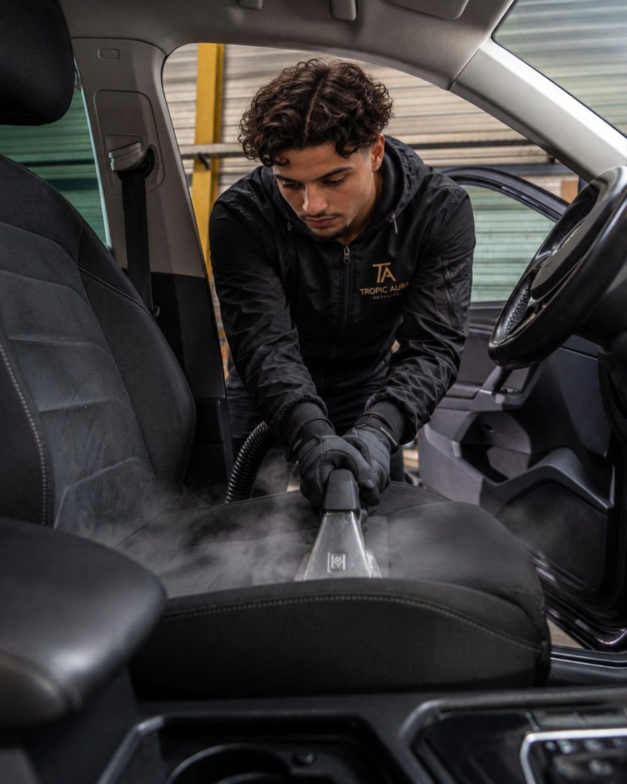 Amine van Tropic Aura Detailing reinigt een autostoel met een extractiemachine